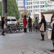 これ、受け取ってください!『ラブプラス』限定ARカード付きポッキーを都内で配布