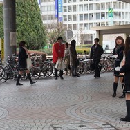 これ、受け取ってください!『ラブプラス』限定ARカード付きポッキーを都内で配布