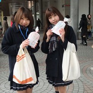 これ、受け取ってください!『ラブプラス』限定ARカード付きポッキーを都内で配布