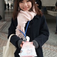 これ、受け取ってください!『ラブプラス』限定ARカード付きポッキーを都内で配布