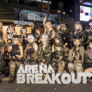 武装少女『Arena Breakout』2日目集合写真／うさぉ、Momoko葵葵、Natsume、シスル、つんこ、ろむ、くらる、めんはむ、立花 繭子、立花みりか、めでぃ、JILL、桜井エミリア、倉地那侑、なを。、雪野なな／撮影：乃木章、粉塵合成素材：KAZUMA（X：@kazuma_aono）