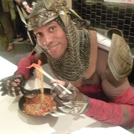 発売記念イベントはラーメン屋で！？『ダンテズ・インフェルノ』イメージキャラクターのダンテさんも登場