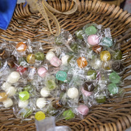 【コスプレ】「パイモンのキャンディ受け取ってくれる？」『原神』刻晴の中国人気レイヤーが飴配り