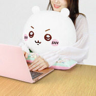 「ちいかわ」といっしょに勉強できるPCクッションが登場!ぬいぐるみはビッグサイズ、アームレストの表面は“草むしり検定”の参考書をデザイン