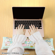 「ちいかわ」といっしょに勉強できるPCクッションが登場!ぬいぐるみはビッグサイズ、アームレストの表面は“草むしり検定”の参考書をデザイン