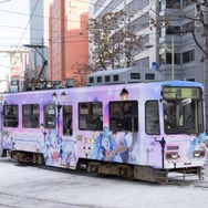 雪ミク（雪ダヨー）さんが電車に乗る姿がインパクト大！微妙に座れず浮遊しているように見える謎の存在感