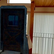 ゲームが始まると設定した位置に不気味で無骨なドアが出現！