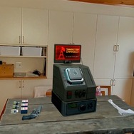 テーブルの上には壊れて不調な受信機と手斧、6連発リボルバー拳銃、そして予備弾薬。箱には357マグナムと書いてあります。