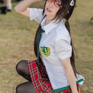 コスプレ】絶対領域に釘付け！メガネと制服がバッチリきまった
