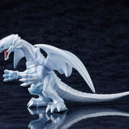 「遊☆戯☆王デュエルモンスターズ 青眼の白龍 ソフビフィギュア」6,600円（税込）（C）スタジオ・ダイス／集英社・テレビ東京・KONAMI