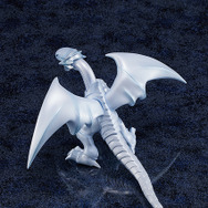 「遊☆戯☆王デュエルモンスターズ 青眼の白龍 ソフビフィギュア」6,600円（税込）（C）スタジオ・ダイス／集英社・テレビ東京・KONAMI