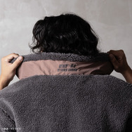 「STRICT G 『機動戦士ガンダムSEED 』ボアフリースジャケット」ストライクルージュモデル（グレー）19,800円（税込／送料・手数料別途）（C）創通・サンライズ