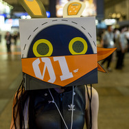 「東京ゲームショウ2023」に出展した「HoYoverse」が配布の紙袋を被る緩苺さん（X：@1004yrm_）