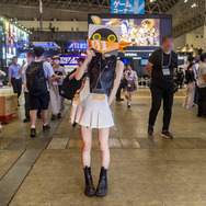 「東京ゲームショウ2023」に出展した「HoYoverse」が配布の紙袋を被る緩苺さん（X：@1004yrm_）