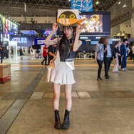 「東京ゲームショウ2023」に出展した「HoYoverse」が配布の紙袋を被る緩苺さん（X：@1004yrm_）