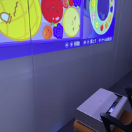 スイカの名産地から直送！超単焦点プロジェクター「Aladdin Marca」でPS5タイトルや『スイカゲーム』をプレイ【試用レポ】