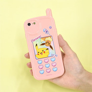 “ガラケー”風のスマホケースがレトロ可愛い！「ピカチュウ＆イーブイ」「エーフィ＆ブラッキー」の2種を用意