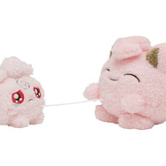『ポケモン』“むぎゅ！っとハグ”する姿が可愛すぎる！「ピチューとピカチュウ」などがひっぱるとぶるぶる動くぬいぐるみに