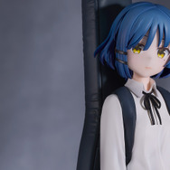 「ぼっち・ざ・ろっく！」より「山田リョウ」のフィギュアが予約受付中！クールな表情はもちろん、愛用のベースケースや衣装のシワまで緻密に造形