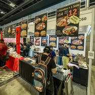 様々な日本食フードが集まった。味付けは東南アジア風にアレンジされていた