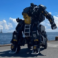 人が乗れるロボット「アーカックス」に、「マクロス」「アクエリオンシリーズ」の河森正治監督がデザインした特装型モデルが追加！