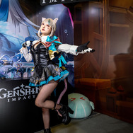 「HoYoverse」ブース前で記念撮影するしょこらさん（X：@Chocolat_cos0）