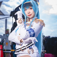 ヘルム『勝利の女神:NIKKE』/Hattie(X:@hattie_cos)、撮影:山颪ヒア(X:@fotomachen)