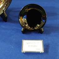 『FF14』×「輪島塗」コラボ蒔絵飾皿の実物を、東京ファンフェスで発見！作りこまれた装飾が大迫力でカッコいい