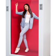 うつろな目つきで質問に答えるホログラムマリオの正体とは…CES2024の退職者協会ブースに現れた無愛想な人気者