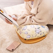 「ちいかわ」の使いやすいクッションテーブルが登場！何度も貼れるシールで自分だけのカスタマイズも