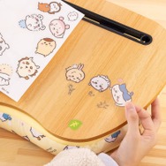 「ちいかわ」の使いやすいクッションテーブルが登場！何度も貼れるシールで自分だけのカスタマイズも