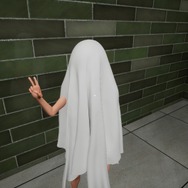 “8番ライク”ホラーゲーム『エスカレーター』にノリノリ“Wピースお化け”が登場…サロメ嬢や兎田ぺこらなど、いろんなVTuberが一緒にノリノリ