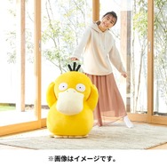 ポケモン』“等身大”の「コダックぬいぐるみ」が再受注！全長約
