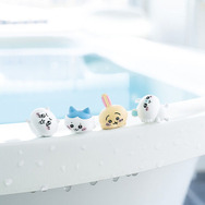 『ちいかわ』お風呂のフチで転んでしまう姿がかわいい！新しい「びっくらたまご」はオレンジの香りの入浴剤