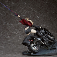 黒いバイクを乗り回す美女…『FGO』セイバーオルタの躍動感あふれるフィギュアが再販!PVでキュイラッシェ・ノワールを駆る姿が忠実再現