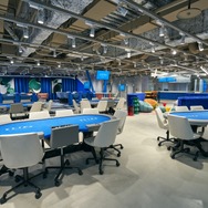 ポーカーテーブルが15台！日本最大級のポーカースポット“FLIPS”が新宿歌舞伎町に3月5日よりオープン