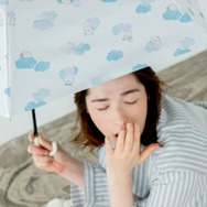 「ちいかわ」でまぶしい日差しをガード！人気ブランド「Wpc.」とのコラボで「花かんむり」「ねむい」2柄のビニール傘と日傘が展開