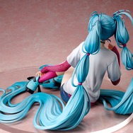 あらわになった太ももがスニーカーに映える!「初音ミク」×米山舞氏のコラボイラストがフィギュア化―低彩度の限定カラーも