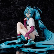 あらわになった太ももがスニーカーに映える！「初音ミク」×米山