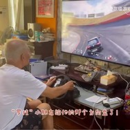 Tシャツ短パンでハンコンを操る88歳！最高齢男性ストリーマーギネス記録に中国のゲーマーおじいちゃんが認定
