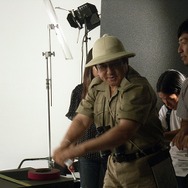 謎解き案内人・草野仁が出発！『宝島Z』CM撮影風景が公開