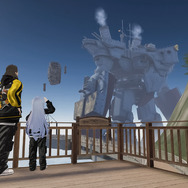 メタバース・ヨコスカ猿島の桟橋から眺めた「みかさロボ」の後ろ姿。背中や腰回りの詳細は実際にワールドに行って確かめていただきたい。船首と船尾が両腕になったデザインは、やっぱりマクロスっぽいですね（マクロスの両腕は別の船が合体したものですが）。