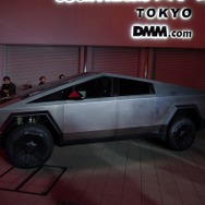 対生物兵器モードも兼ね備えるローポリ風電動ピックアップトラック「CYBERTRUCK（サイバートラック）」、日本でお披露目