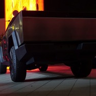対生物兵器モードも兼ね備えるローポリ風電動ピックアップトラック「CYBERTRUCK（サイバートラック）」、日本でお披露目
