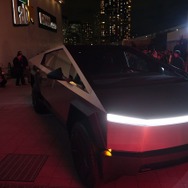 対生物兵器モードも兼ね備えるローポリ風電動ピックアップトラック「CYBERTRUCK（サイバートラック）」、日本でお披露目