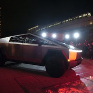 対生物兵器モードも兼ね備えるローポリ風電動ピックアップトラック「CYBERTRUCK（サイバートラック）」、日本でお披露目