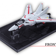 「超時空要塞マクロス」より、一条輝らが搭乗する「バルキリー」がトミカに！アニメOP映像の格納庫をイメージしたオリジナル台座が付属