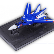 「超時空要塞マクロス」より、一条輝らが搭乗する「バルキリー」がトミカに！アニメOP映像の格納庫をイメージしたオリジナル台座が付属