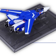 「超時空要塞マクロス」より、一条輝らが搭乗する「バルキリー」がトミカに！アニメOP映像の格納庫をイメージしたオリジナル台座が付属