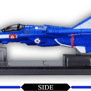 「超時空要塞マクロス」より、一条輝らが搭乗する「バルキリー」がトミカに！アニメOP映像の格納庫をイメージしたオリジナル台座が付属